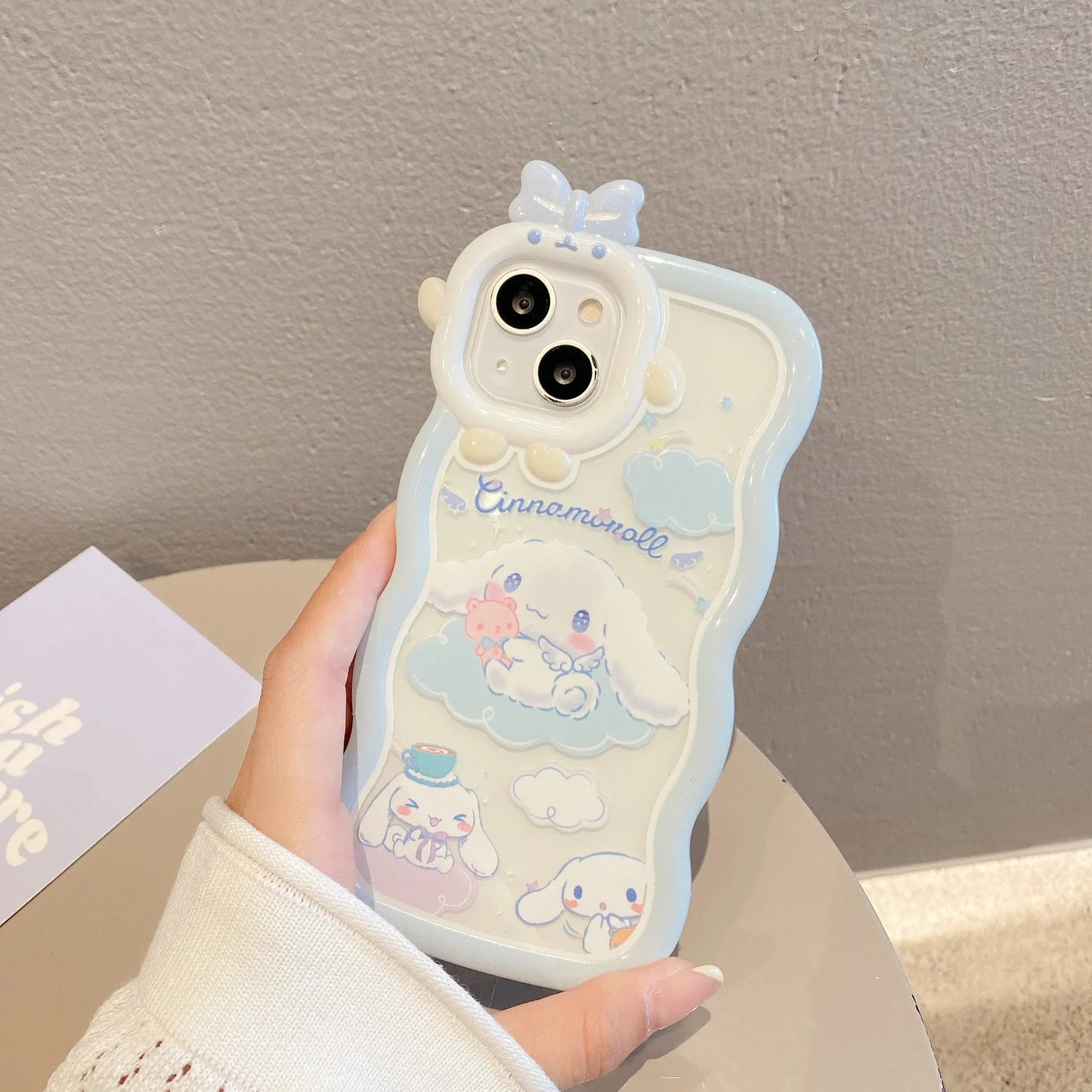 Kawaii Sanrio Cinnamoroll Handyhülle mit Armband für iPhone 15, 14, 13, 12, 11 Pro Max, XR, XS Max, X und 7 – Rückenschale im Y2K-Stil, perfektes Geschenk!"