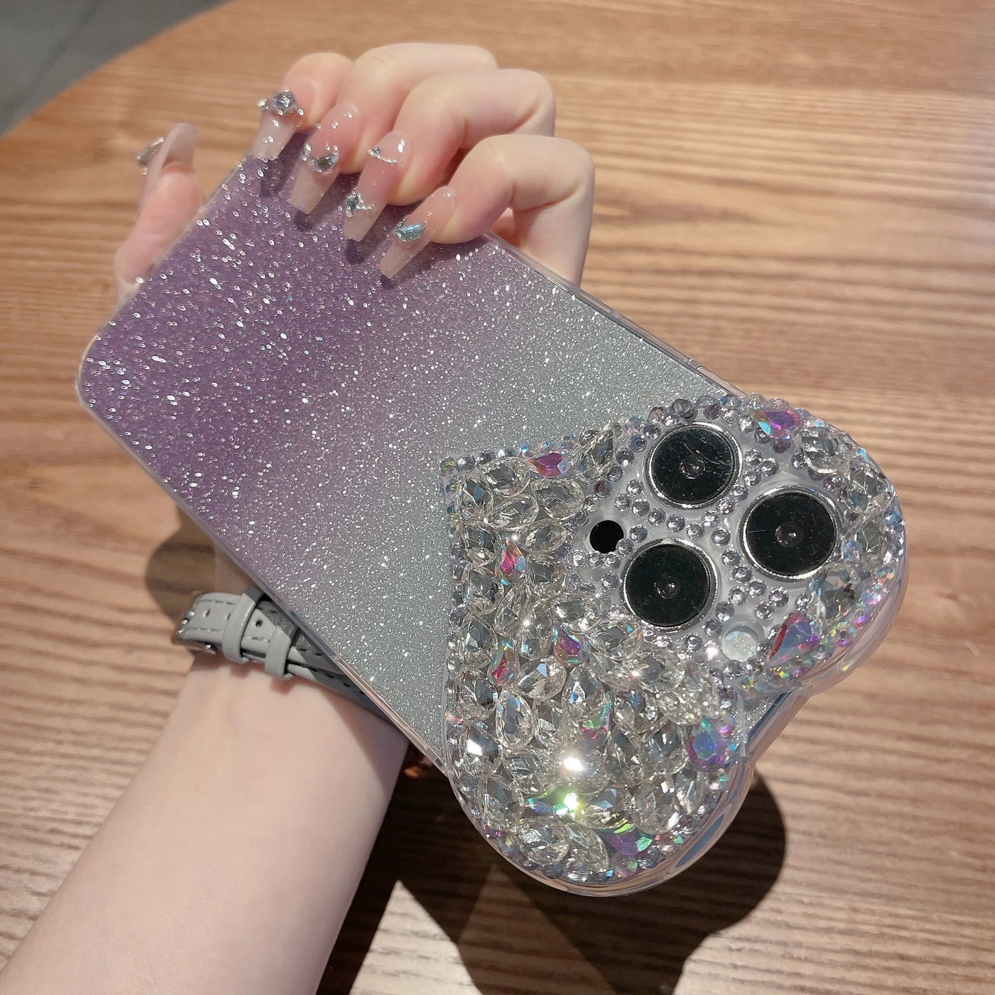 Luxuriöse Schmuck-Diamant-Handyhülle für das iPhone 16 Pro Max, mit Herz-Rhinestone-Smartphone-Rückseite. Die neue 3D-Hülle ist auch passend für die Modelle 15 Pro Max, 14, 13 und 12. Dieses exklusive Design bietet glamourösen Schutz und verleiht Ihrem Ge