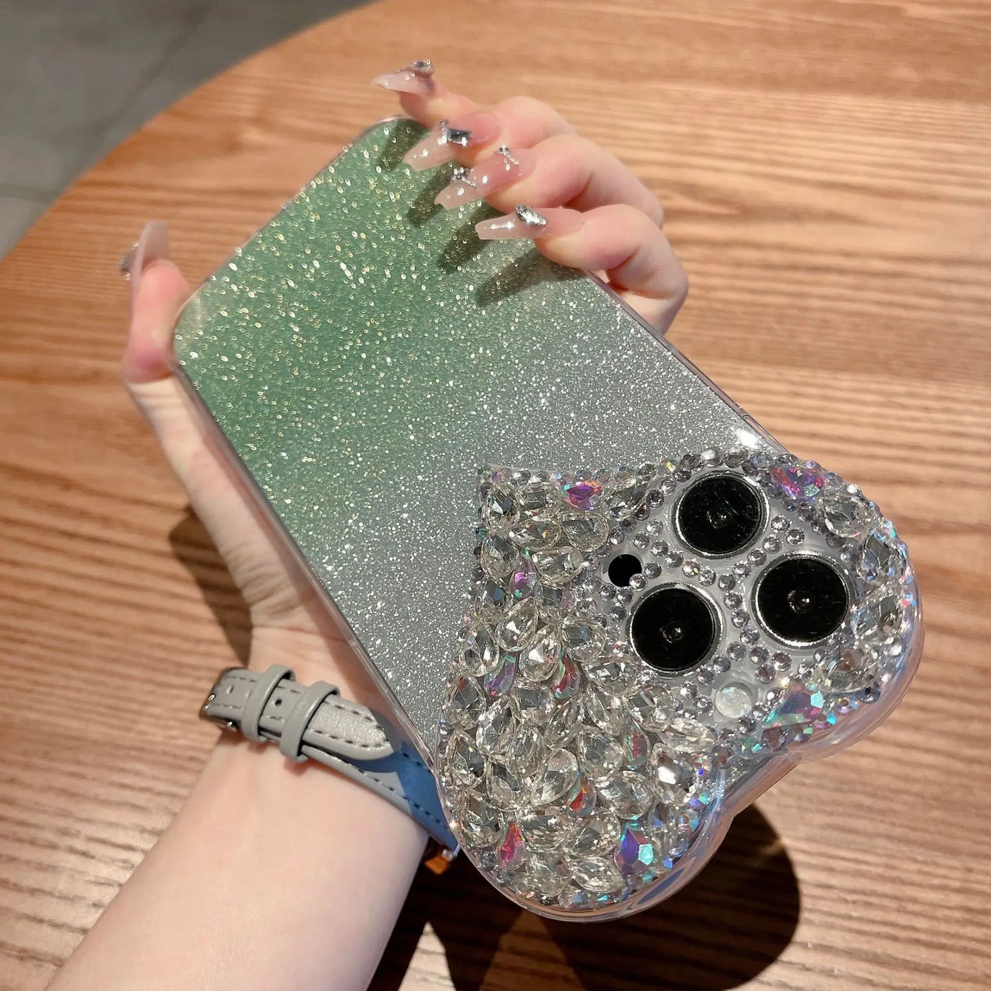 Luxuriöse Schmuck-Diamant-Handyhülle für das iPhone 16 Pro Max, mit Herz-Rhinestone-Smartphone-Rückseite. Die neue 3D-Hülle ist auch passend für die Modelle 15 Pro Max, 14, 13 und 12. Dieses exklusive Design bietet glamourösen Schutz und verleiht Ihrem Ge
