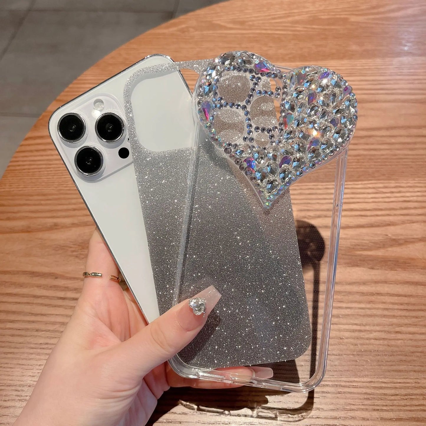 Luxuriöse Schmuck-Diamant-Handyhülle für das iPhone 16 Pro Max, mit Herz-Rhinestone-Smartphone-Rückseite. Die neue 3D-Hülle ist auch passend für die Modelle 15 Pro Max, 14, 13 und 12. Dieses exklusive Design bietet glamourösen Schutz und verleiht Ihrem Ge